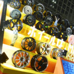 【画像】圧巻の展示量に圧倒される！　スポーツカーからSUVまですべてのカテゴリーを網羅する「MID」ブースがホイール大展示場だった【東京オートサロン2026】 〜 画像10