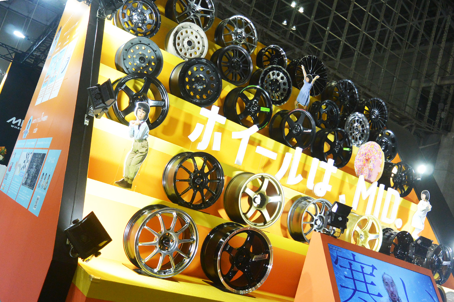 ホイールがズラリと並ぶ迫力満点の展示