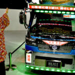 【画像】昭和オヤジ感涙必至のミニ「トラック野郎」⁉︎　ダイハツが「軽のデコトラ」を本気で大発明した狙いとは【東京オートサロン2026】 〜 画像1