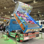 【画像】昭和オヤジ感涙必至のミニ「トラック野郎」⁉︎　ダイハツが「軽のデコトラ」を本気で大発明した狙いとは【東京オートサロン2026】 〜 画像3