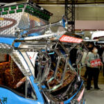 【画像】昭和オヤジ感涙必至のミニ「トラック野郎」⁉︎　ダイハツが「軽のデコトラ」を本気で大発明した狙いとは【東京オートサロン2026】 〜 画像4