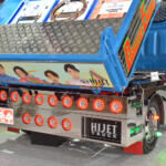 【画像】昭和オヤジ感涙必至のミニ「トラック野郎」⁉︎　ダイハツが「軽のデコトラ」を本気で大発明した狙いとは【東京オートサロン2026】 〜 画像9