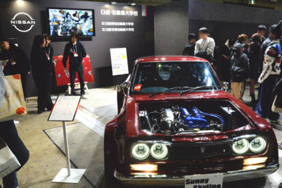 バリバリの若者がレトロな世界を再現！　日産自動車大学校の学生製作がおじさんにドンズバ【東京オートサロン2026】