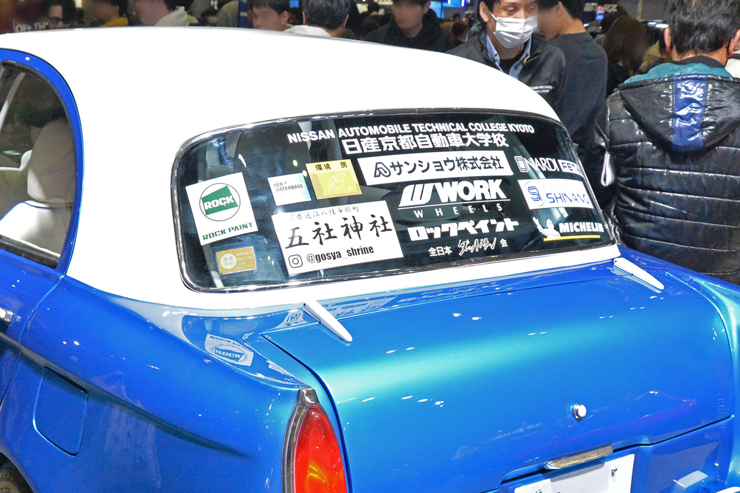 リヤガラスに貼られた協賛企業のステッカー