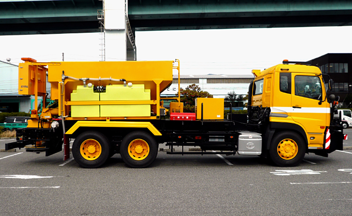 凍結防止剤散布車