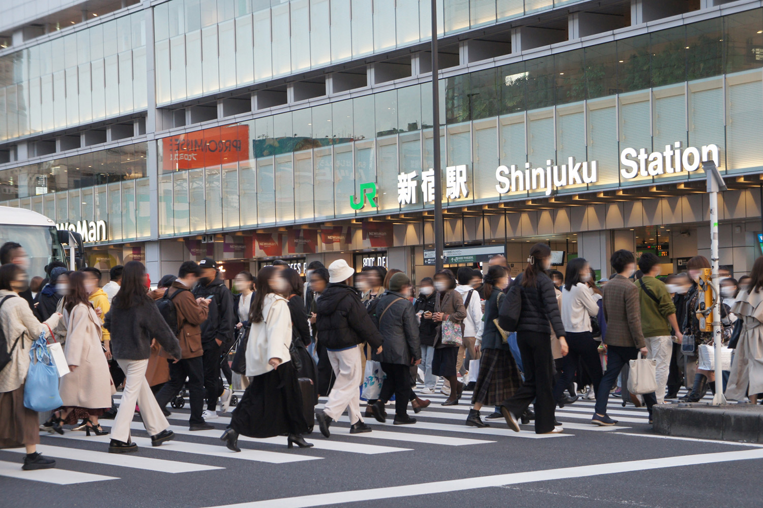 新宿駅南口の横断歩道