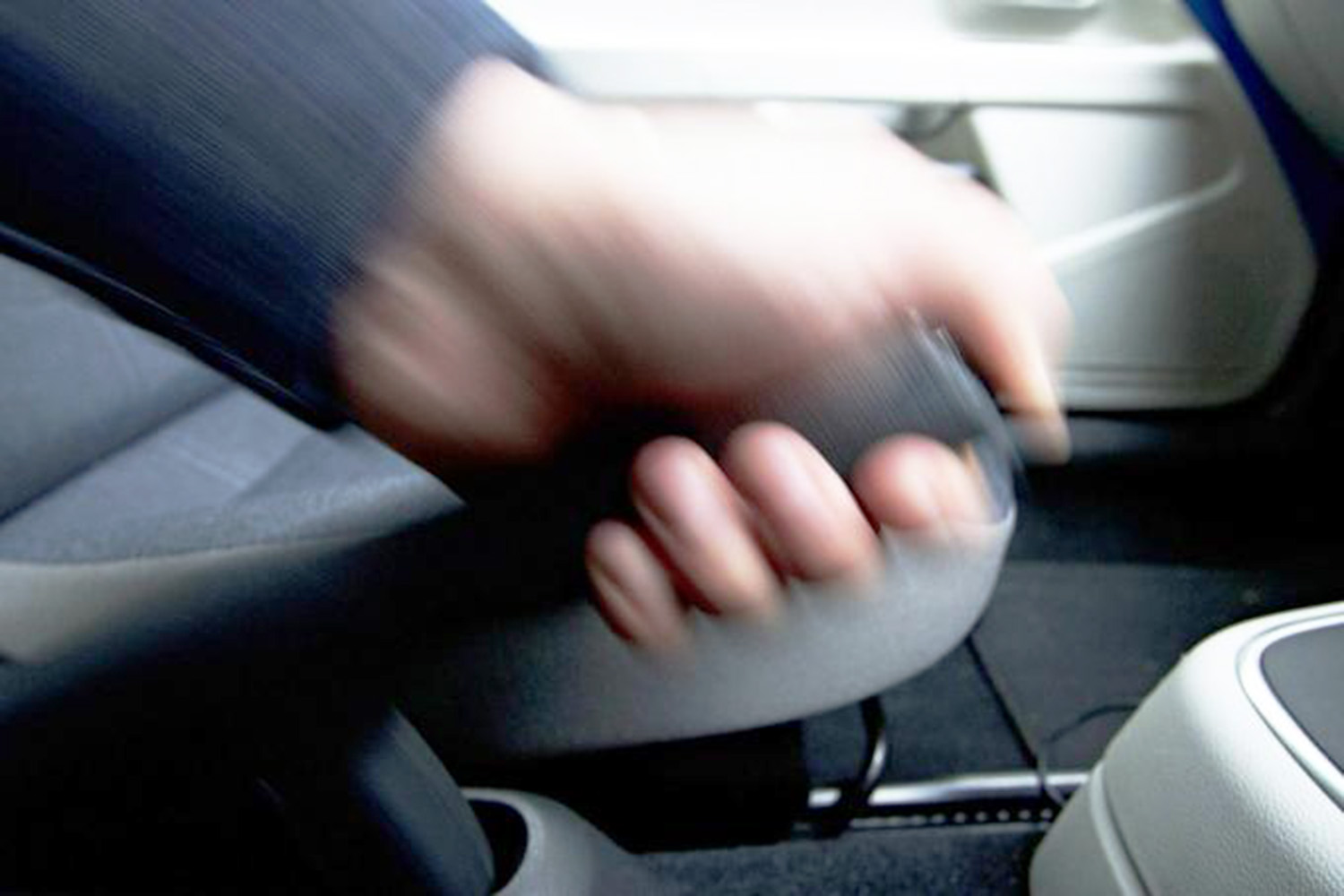 サイドブレーキを操作するイメージ