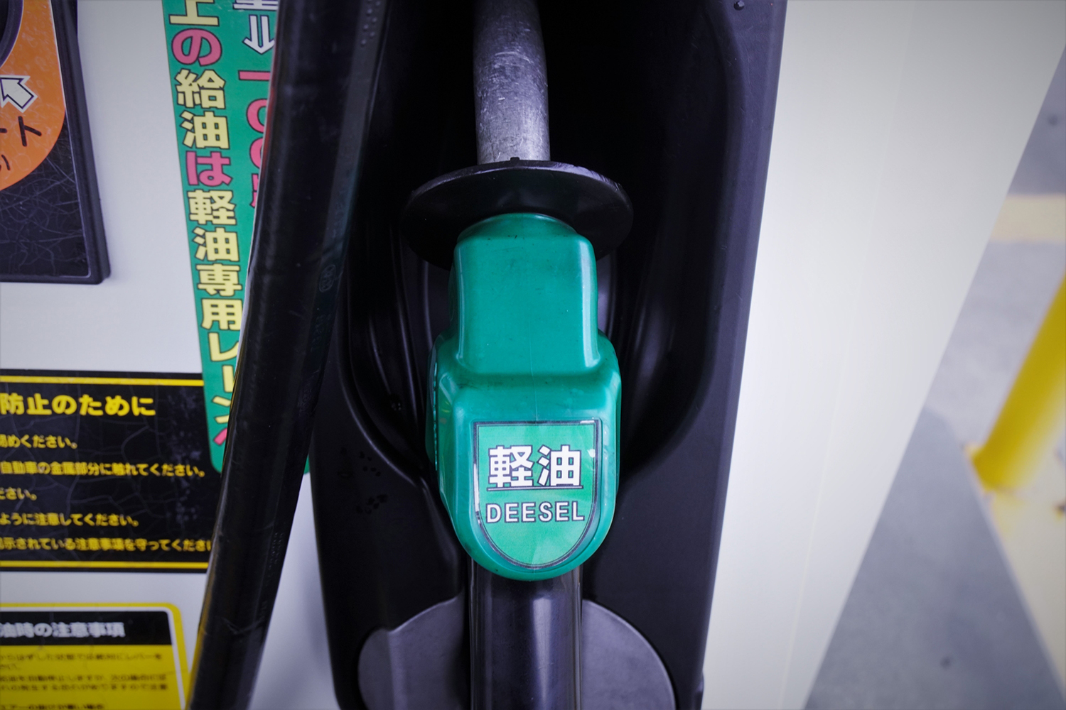 ガソリンスタンドの給油イメージ