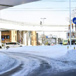 【画像】降雪予報が出たら「ワイパー立てろ」「サイドブレーキ下ろせ」って何のため？　「日本最低気温の日」に確認しておきたい誰でもできるクルマの冬対策 〜 画像9