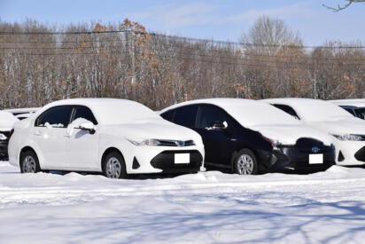 降雪予報が出たら「ワイパー立てろ」「サイドブレーキ下ろせ」って何のため？　「日本最低気温の日」に確認しておきたい誰でもできるクルマの冬対策