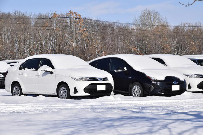 降雪予報が出たら「ワイパー立てろ」「サイドブレーキ下ろせ」って何のため？　「日本最低気温の日」に確認しておきたい誰でもできるクルマの冬対策