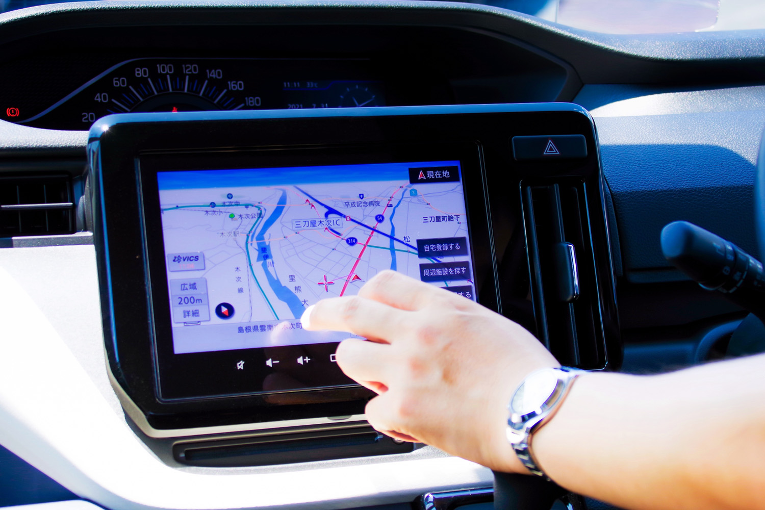 カーナビを操作するイメージ