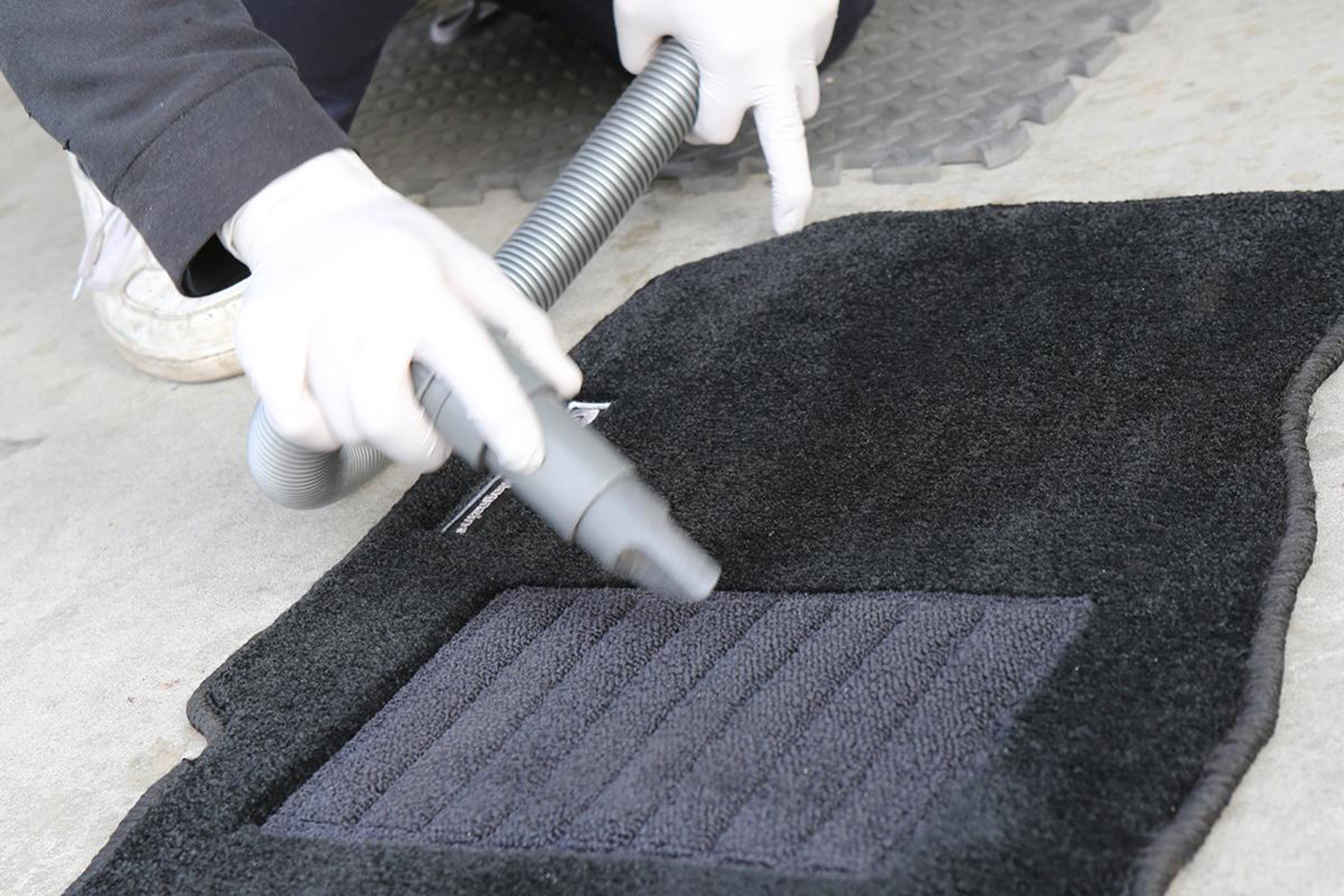 マットを清掃する様子