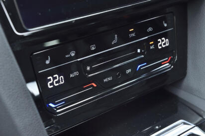 クルマは臭いとの闘いが避けられない！　２月１日「ニオイの日」に対策したい車内浄化!!