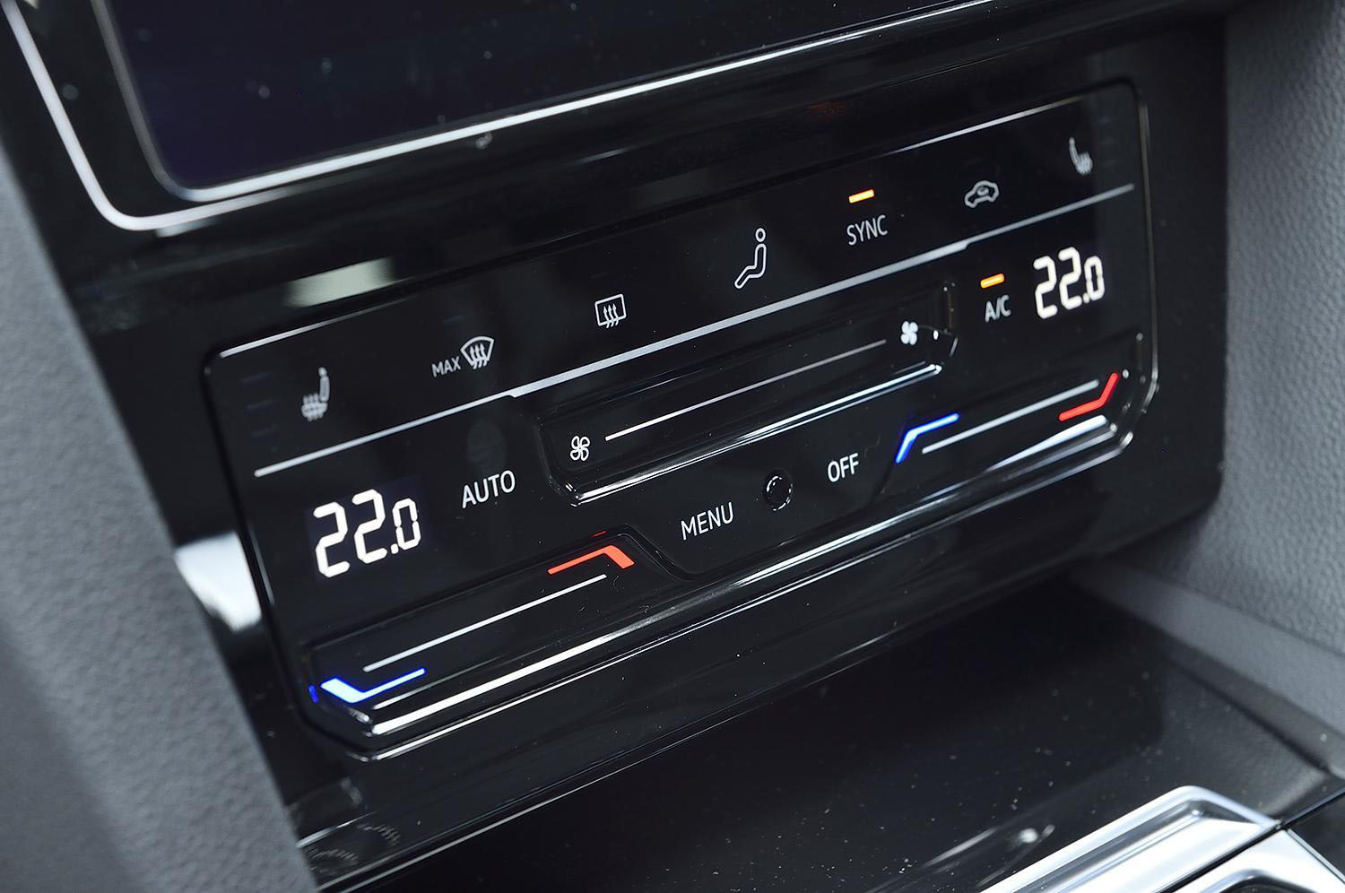 クルマは臭いとの闘いが避けられない！　２月１日「ニオイの日」に対策したい車内浄化!!