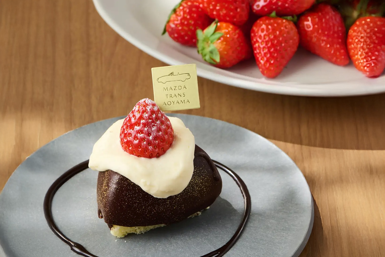 ロータリーエンジン形状をモチーフにした「ロータリーケーキ」