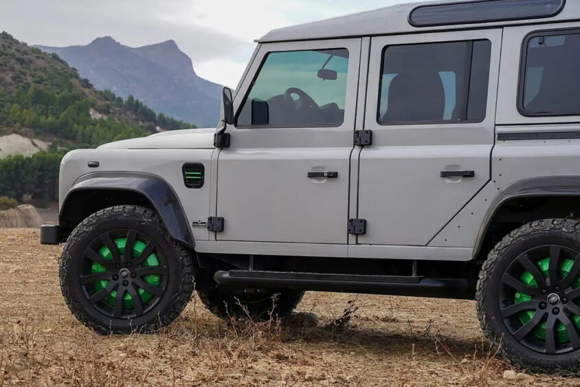 「ディフェンダーをEV化」はわかる！　でも6400Nmって何かの間違いじゃ……な狂気のレストモッド「パンテラ」が爆誕