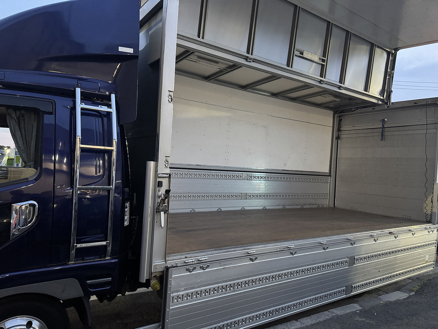 ウイング車の開閉イメージ 〜 画像13