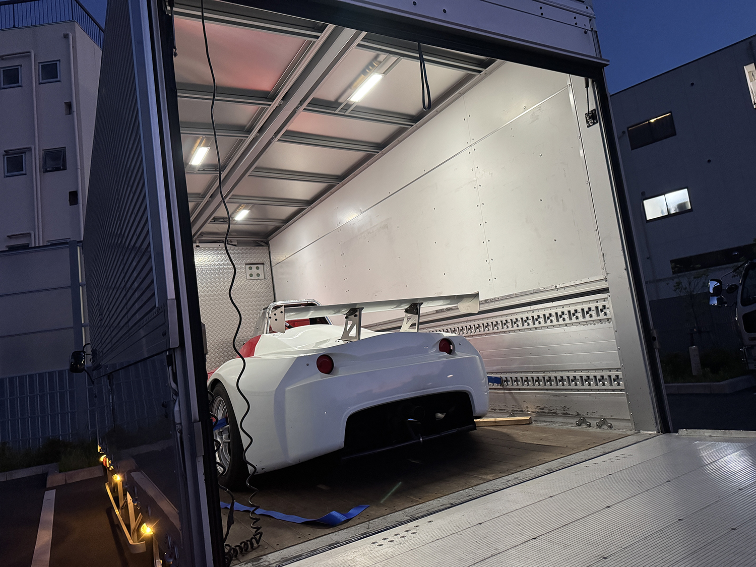 ウイング車の車内 〜 画像15