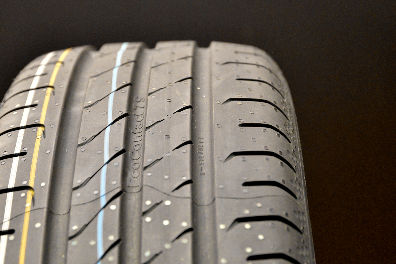 コンチネンタル ハイパフォーマンス・エコのトレッドパターン