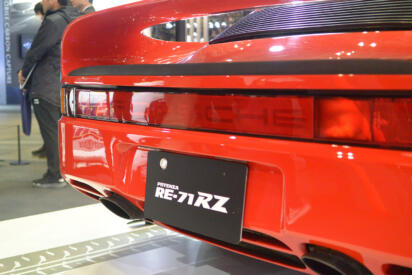 ブリヂストンのブースで鬼目立ちだったのは真紅のポルシェ959！　名だたるスーパーカーメーカーに認められた初代「RE71」伝説とは【東京オートサロン2026】