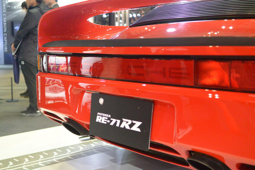 ブリヂストンのブースで鬼目立ちだったのは真紅のポルシェ959！　名だたるスーパーカーメーカーに認められた初代「RE71」伝説とは【東京オートサロン2026】