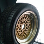 【画像】ブリヂストンのブースで鬼目立ちだったのは真紅のポルシェ959！　名だたるスーパーカーメーカーに認められた初代「RE71」伝説とは【東京オートサロン2026】 〜 画像9