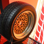 【画像】ブリヂストンのブースで鬼目立ちだったのは真紅のポルシェ959！　名だたるスーパーカーメーカーに認められた初代「RE71」伝説とは【東京オートサロン2026】 〜 画像10