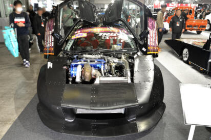 フロントに日産のSR20VETでリヤにはホンダK20Aのツインエンジン！　バタフライドアのトヨタ・セラがとにかくすごいことになっていた【東京オートサロン2026】
