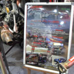 【画像】クルマが横倒しでマフラーまる見え！　フジツボブースの展示は技術力もまる見えだった【東京オートサロン2026】 〜 画像3