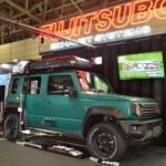 【画像】クルマが横倒しでマフラーまる見え！　フジツボブースの展示は技術力もまる見えだった【東京オートサロン2026】 〜 画像8