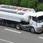 石油運搬でお馴染みのタンクローリーと似て非なる「バルク車」！　意外と知らない「粉」の運び方