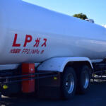 【画像】石油運搬でお馴染みのタンクローリーと似て非なる「バルク車」！　意外と知らない「粉」の運び方 〜 画像1