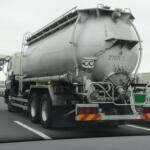 【画像】石油運搬でお馴染みのタンクローリーと似て非なる「バルク車」！　意外と知らない「粉」の運び方 〜 画像2