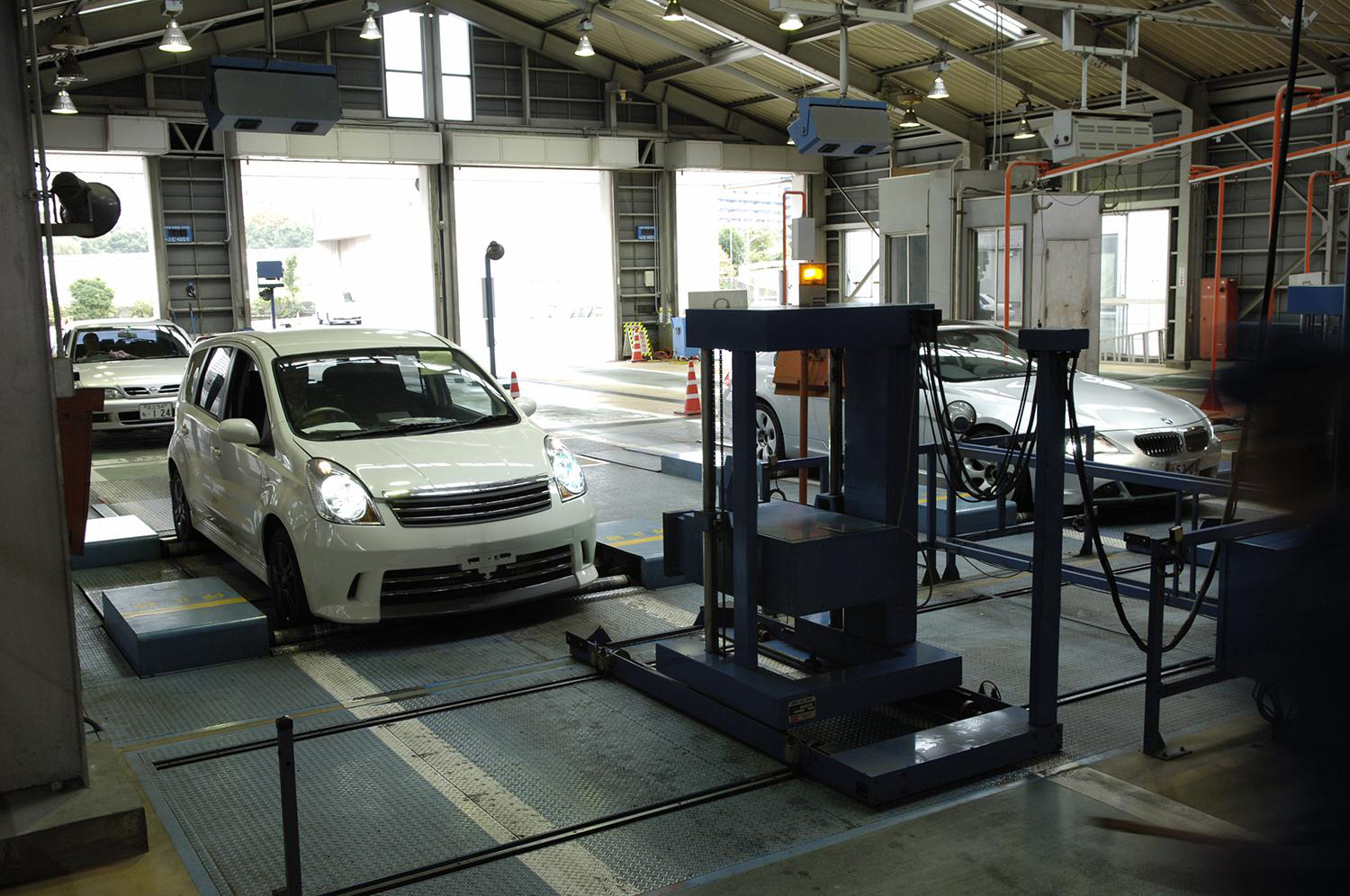 車検のヘッドライト検査のイメージ