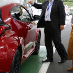 クルマの知識が薄いセールスマンってあり？　それでも成り立つイマドキ「新車販売現場」の現状