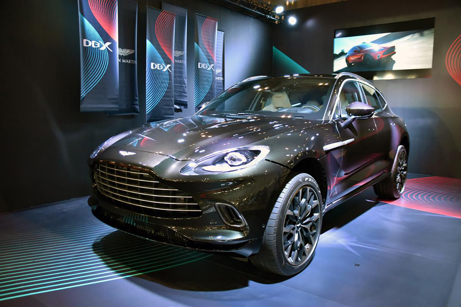 アストンマーティン DBX
