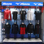 【画像】ミズノとクルマ業界との繋がりがますます太くなる！　HRCに提供するウェアの現物がついに登場【大阪オートメッセ2026】 〜 画像21