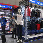 【画像】ミズノとクルマ業界との繋がりがますます太くなる！　HRCに提供するウェアの現物がついに登場【大阪オートメッセ2026】 〜 画像22