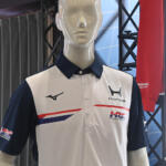 【画像】ミズノとクルマ業界との繋がりがますます太くなる！　HRCに提供するウェアの現物がついに登場【大阪オートメッセ2026】 〜 画像23