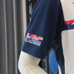 【画像】ミズノとクルマ業界との繋がりがますます太くなる！　HRCに提供するウェアの現物がついに登場【大阪オートメッセ2026】 〜 画像16