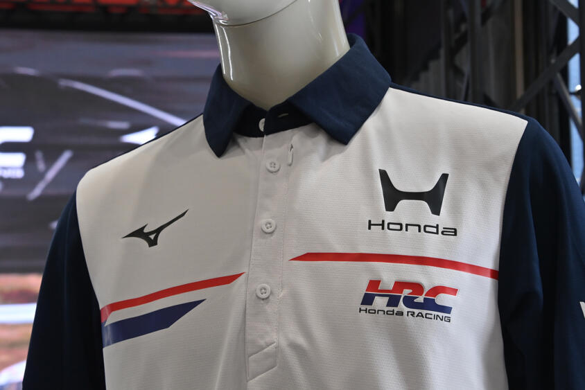 ミズノとクルマ業界との繋がりがますます太くなる！　HRCに提供するウェアの現物がついに登場【大阪オートメッセ2026】