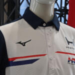 【画像】ミズノとクルマ業界との繋がりがますます太くなる！　HRCに提供するウェアの現物がついに登場【大阪オートメッセ2026】 〜 画像26