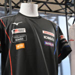 【画像】ミズノとクルマ業界との繋がりがますます太くなる！　HRCに提供するウェアの現物がついに登場【大阪オートメッセ2026】 〜 画像29