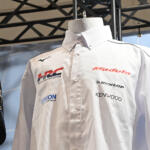 【画像】ミズノとクルマ業界との繋がりがますます太くなる！　HRCに提供するウェアの現物がついに登場【大阪オートメッセ2026】 〜 画像30