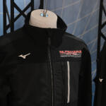 【画像】ミズノとクルマ業界との繋がりがますます太くなる！　HRCに提供するウェアの現物がついに登場【大阪オートメッセ2026】 〜 画像32