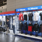 【画像】ミズノとクルマ業界との繋がりがますます太くなる！　HRCに提供するウェアの現物がついに登場【大阪オートメッセ2026】 〜 画像9