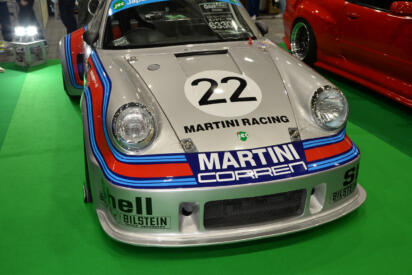 見た目はポルシェでも中身はコペン!?　職人と学生が５カ月で仕上げた伝説のレーシングカー「ポルシェRSR」がスゴかった【大阪オートメッセ2026】