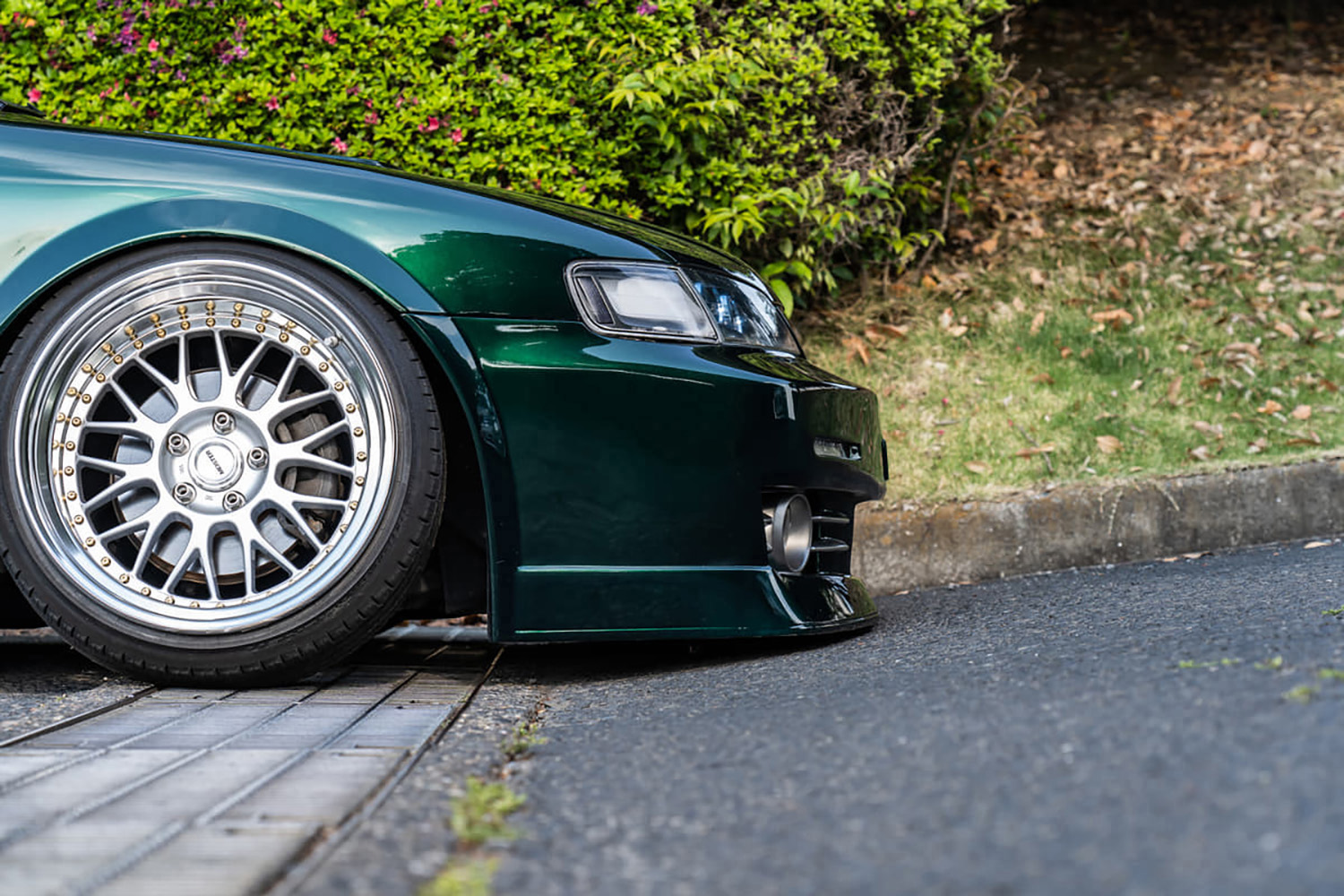 ローダウンしたクルマのイメージ