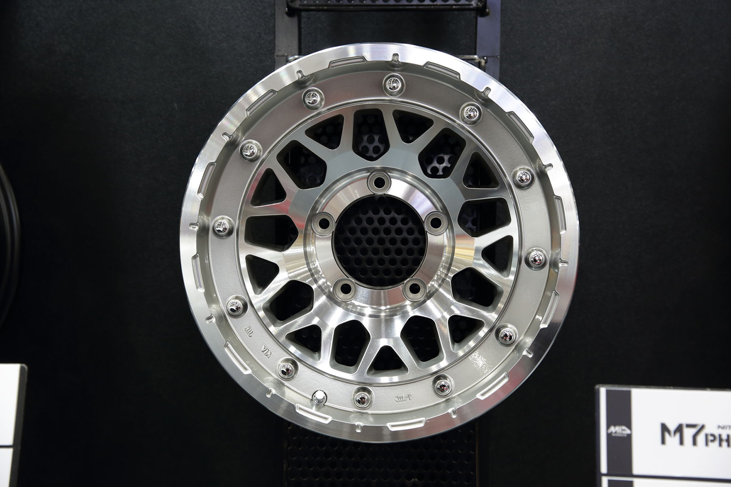 守備範囲の広さば武器のMIDが話題のホイールを堂々展示【大阪オートメッセ2026】 〜 画像4